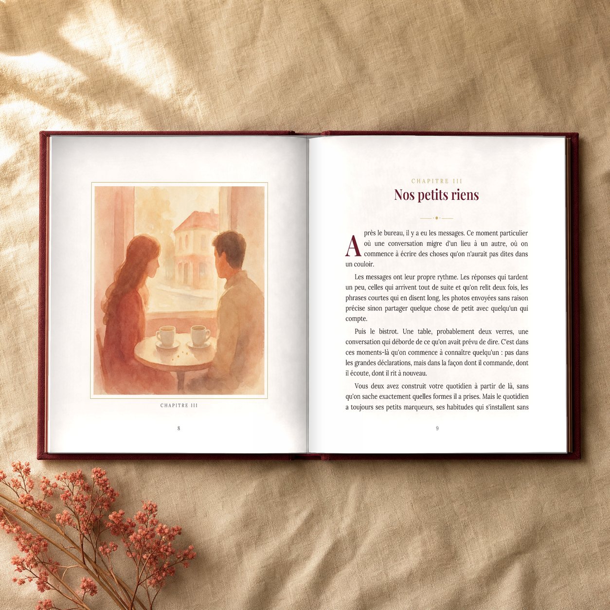 Livre & Couple ouvert à plat : vraie double-page du livre livré — aquarelle d'un couple au café et texte réel du chapitre « Nos petits riens », sur lin crème